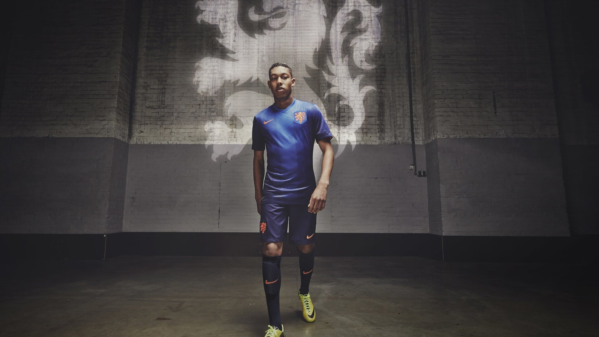 “足球公益月启动，推动全民参与足球运动”，足球公益活动标语